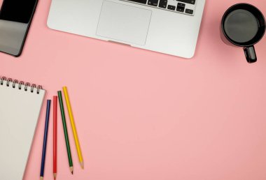 Office renkli masa kopya alanı ile yüksek açılı görünüş