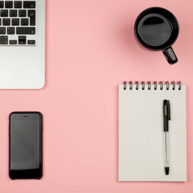 Ev ofis malzeme ile laptop, defter, fincan kahve ve diğer
