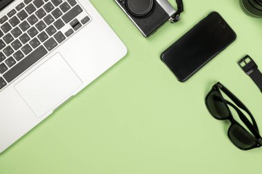 Office renkli masa kopya alanı ile yüksek açılı görünüş