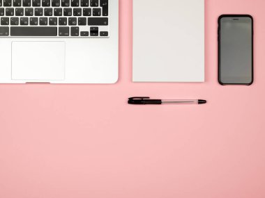 Office renkli masa kopya alanı ile yüksek açılı görünüş