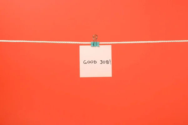 Feuille de papier rose sur la ficelle avec le texte Good Job — Photo