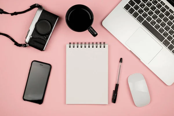 Ev ofis malzeme ile laptop, defter, fincan kahve ve diğer