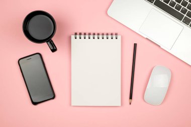 Ev ofis malzeme ile laptop, defter, fincan kahve ve diğer