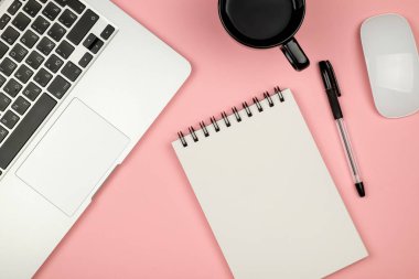 Ofis, banka donatımı ile çalışma alanının düz yatıyordu tarzı resim