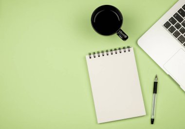 Office renkli masa kopya alanı ile yüksek açılı görünüş