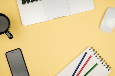 Ev ofis malzeme ile laptop, defter, fincan kahve ve diğer