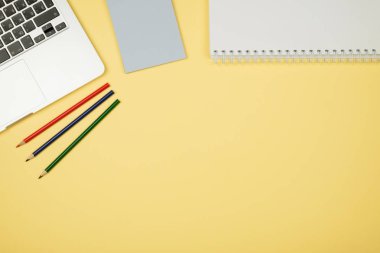 Office renkli masa kopya alanı ile yüksek açılı görünüş