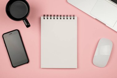 Ev ofis malzeme ile laptop, defter, fincan kahve ve diğer