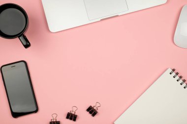 Ev ofis malzeme ile laptop, defter, fincan kahve ve diğer