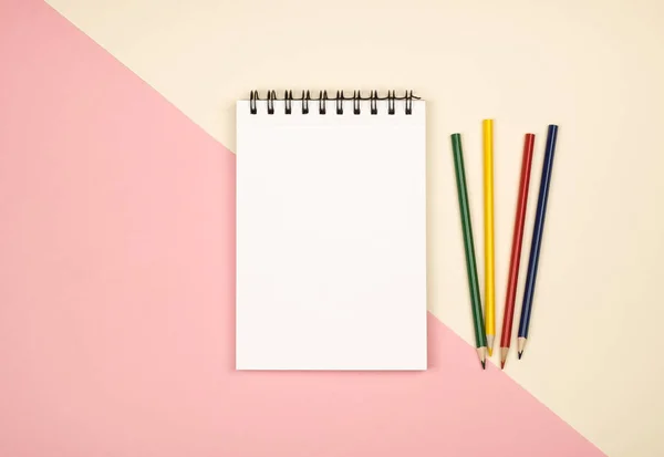 Κάτοψη του σελίδα κενή σημειωματάριων με χρωματιστά μολύβια — Φωτογραφία Αρχείου
