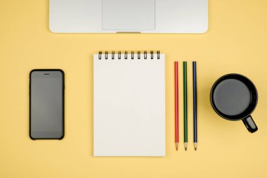 Modern ofis resepsiyon masası ile laptop, boş defter sayfası