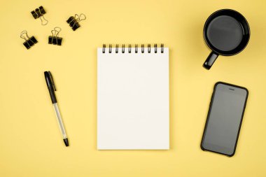 En az düz boş defter sayfasının stil resmi diffe ile yatıyordu.