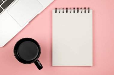 Modern ofis resepsiyon masası ile laptop, boş defter sayfası