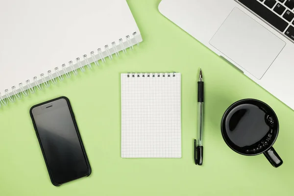 Roba da ufficio con laptop, notebook, tazza di caffè e altro — Foto Stock