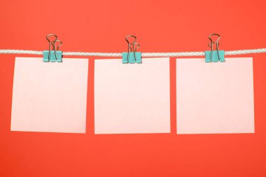 İpte asılı boş pembe kağıt sayfalarının