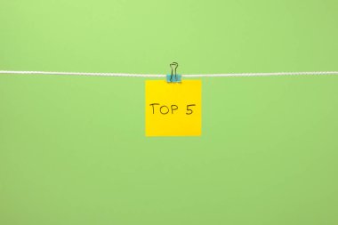 Sarı kağıt Not metin ilk 5 ile clothesline üzerinde