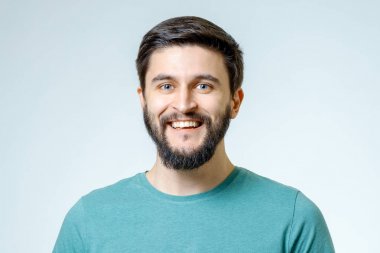 Pozitif yakışıklı genç portresi