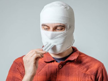 Sad haplarla bandajlı adamın yaralı