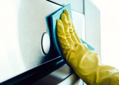 Adamın elini mutfak fırın Temizleme