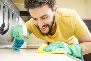 Erkek hademe sünger ile mutfak temizlik