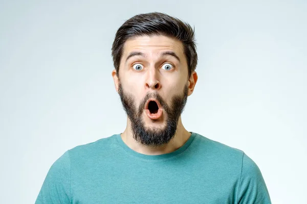 Mann mit schockiertem, erstaunten Gesichtsausdruck — Stockfoto