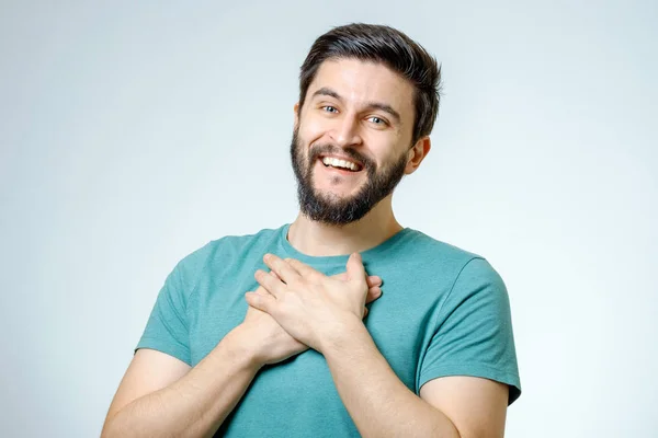 Retrato de belo jovem positivo — Fotografia de Stock