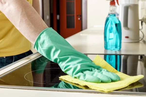 Man cleaning the cooker in the kitchen — Stock Photo, Image