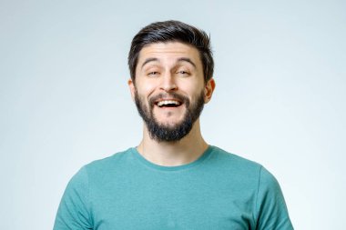 Pozitif yakışıklı genç portresi