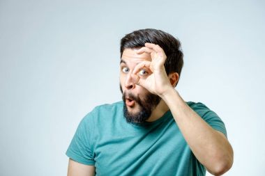 Yakışıklı adam şaşkınlıkla poz 