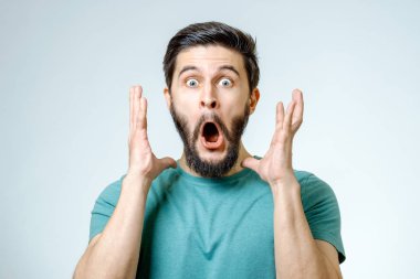 Adam şok, hayret ifadesi ile