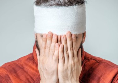 Bandaj ile adam portresi