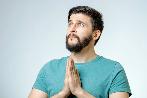 Надежный молодой человек, молящийся в одиночестве — стоковое фото