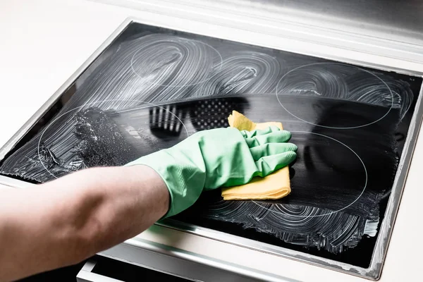 Mano de hombre en guante verde cocina de limpieza en casa cocina — Foto de Stock