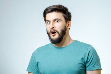 Yakışıklı adam şaşkınlıkla poz 