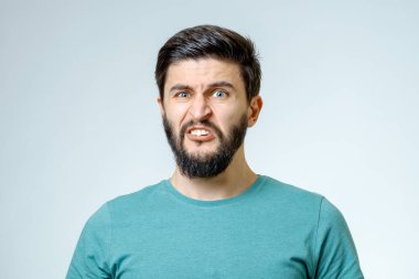 Üzgün yüz ifadesi ile genç adam portresi