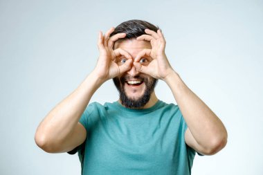 Mutlu genç yakışıklı adam el hareketi