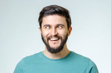 Mutlu genç yakışıklı adam el hareketi