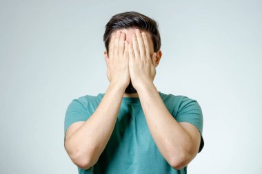 Mutlu genç yakışıklı adam el hareketi