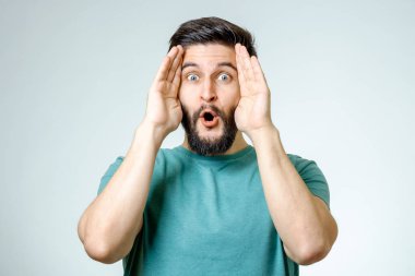 Yakışıklı adam şaşkınlıkla poz 