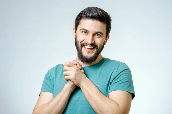 Retrato de belo jovem positivo — Fotografia de Stock