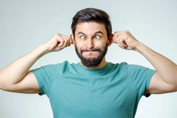 Jovem feliz bonito homem gesticulando — Fotografia de Stock