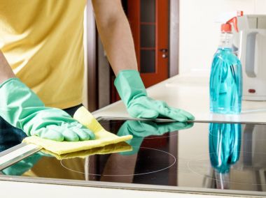 Adam mutfakta Ocak Temizleme