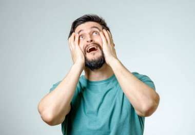 Adam portresi izole ağlıyor