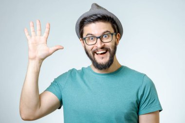 Genç adam ve işareti tebrik