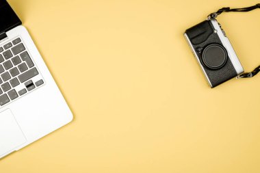 Office renkli masa kopya alanı ile yüksek açılı görünüş