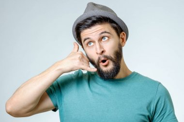arama beni işaret gösteren yakışıklı genç