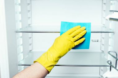 Adamın el çamaşır buzdolabı içinde