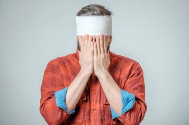 Bandaj ile adam portresi