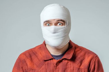 Kadar sargılı adam portresi