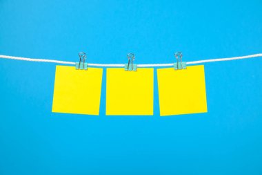 Boş sarı kağıt notları clothesline üzerinde